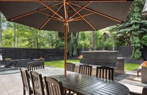 West End House | Amazing 6 Bedroom Home, West End, Hot Tub, Patio!