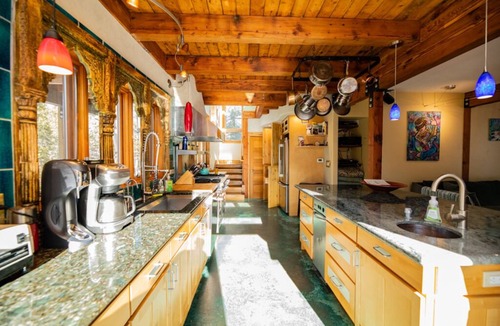 Black Hawk House | Amazing artistic home, hot tub, dreamy views! July 28-Aug 6th available now!