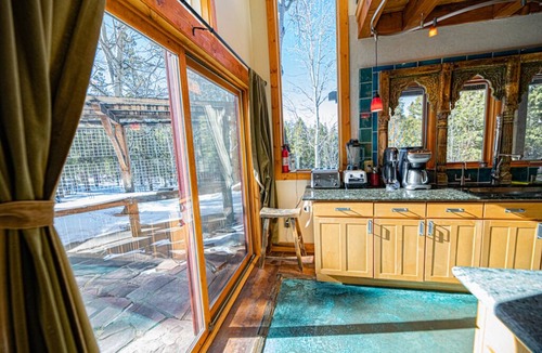 Black Hawk House | Amazing artistic home, hot tub, dreamy views! July 28-Aug 6th available now!