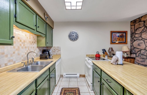 Historic District Condo | Amazing Breckenridge location! Ski-in, On-Site Hot Tubs, 1 block to Main Street!