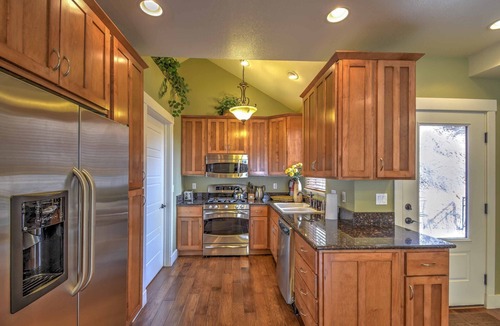 Manitou Springs House | Amazing Manitou Retreat, Trails, Shopping and Dining Walk to Incline and Cog Railway, AC, Wifi,Grill
