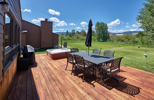 Fraser House | AMAZING Mtn Views, Private Hot Tub, Fireplace, next to River Trail !