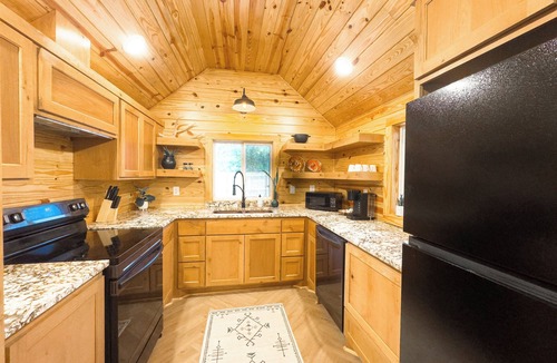 Somerville Cabin | Apache Log Cabin - Walk to Lake, Pet Friendly