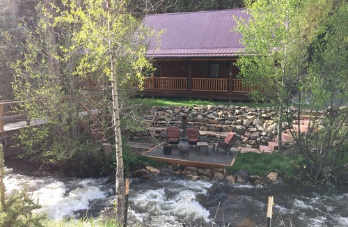 Idaho Springs Cabin | Arapaho Cliffs Log Cabin on Chicago Creek