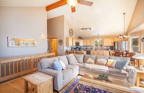 Valley of the Sun Ski Chalet | 🕹️Arcade🧌Gnomes♨️Hot Tub👑King Bed🏔️2 Decks🔭Base Camp Mountain Chalet