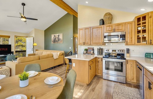 Valley of the Sun House | Arcade~HotTub~Views!~KingBds~Dogs~35min->Breck~Fast WIFI