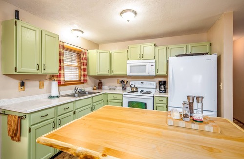 Cimarron Cabin | Arrowhead Sanctuary! Beautiful Cabin! Deck with Fire Pit & Incredible Views!