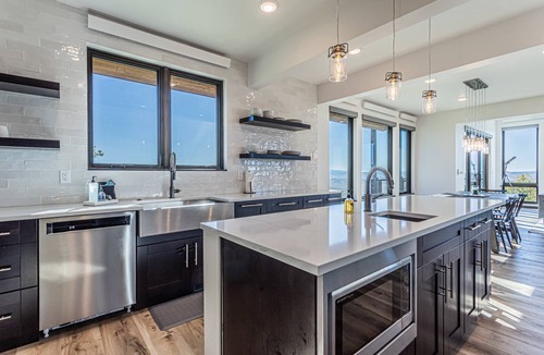 Old Town House | Ask About Monthly Rates for Our Dog Friendly Unit! Panoramic Views, 7 Mi to Resort, Decks-Gym-Garage