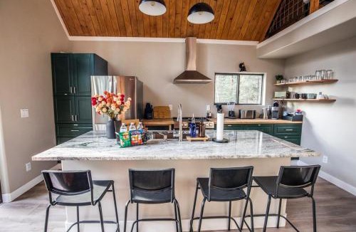 Los Ranchitos Estates Ski Chalet | Aspen Chalet Hot Tub, Fire Pit, Games,1-Acre