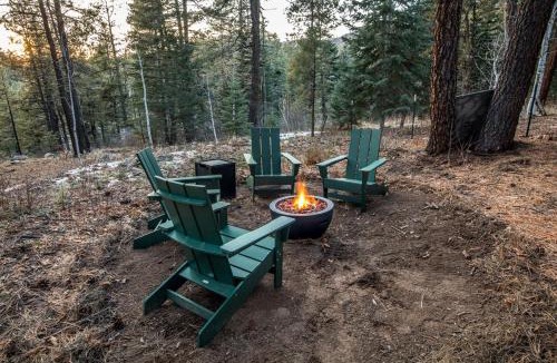 Los Ranchitos Estates Ski Chalet | Aspen Chalet Hot Tub, Fire Pit, Games,1-Acre