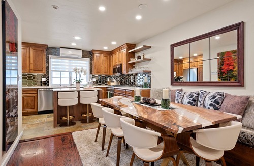 Aspen House | Aspen Core Designer 4 Bdrm, Walk to Everything , Ski Storage, Parking