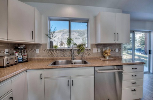Corinthian Hills House | Aspen Forest Leaf Retreat w/Hot Tub - 3/3 Designer Home Minutes to Ski & Hikes!
