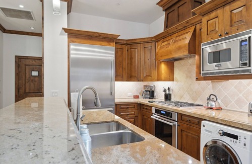 Downtown Condo | Aspen Mountain Residences [Formerly Hyatt Grand Aspen] at Owner Direct Rates