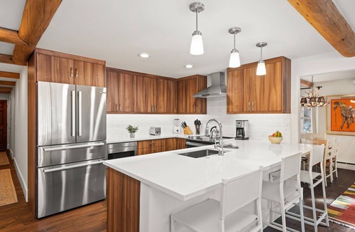 Aspen Condo | Aspen Mtn 1 Block & Downtown 3 Blocks Away! Convenient To Transportation. Parking/Wood FP/Balcony