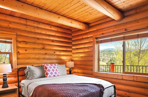 Cripple Creek Cabin | ★ Aspen + Mtn Views ★ Hot Tub + Pool Table + Bar