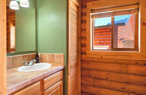 Cripple Creek Cabin | ★ Aspen + Mtn Views ★ Hot Tub + Pool Table + Bar
