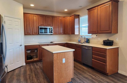Aurora House | Aurora 4BR Getaway w ~ Tub ~ Crib ~ 15miles to DIA