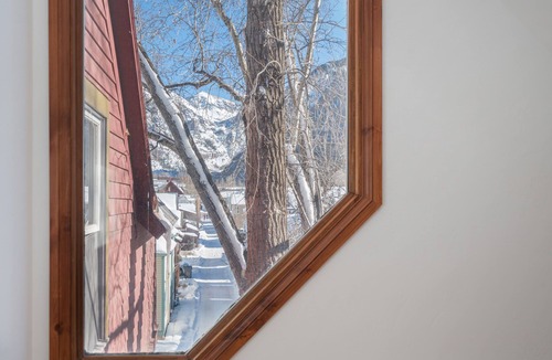 Telluride Condo | AUTUMN COLORS IN TELLURIDE! CHIC & CONVENIENT 2BR/2.5Bth condo-Creekside