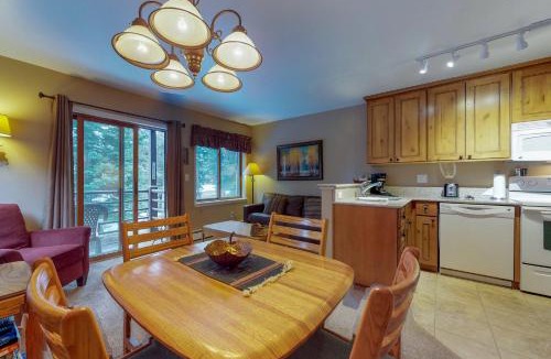 Four O'Clock Apartment | Autumn Foliage 209