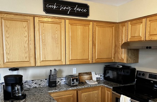 Glenwood Grove - North Iris Condo | ❤Available for Christmas/New Years. Top VRBO Amazing Executive Home - Three Bed