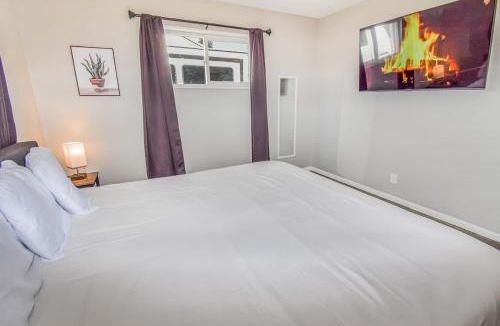 Twin Lakes House | Awesome Two Bedroom Family Upper Unit in Denver