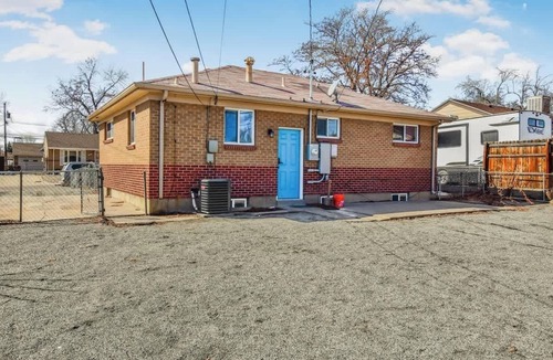 Twin Lakes House | Awesome Two King Bed Lower Close to all in Denver