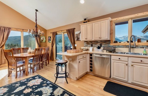 Windcliff Estates House | Awestruck Luxury Vacation Home at Windcliff by RedAwning