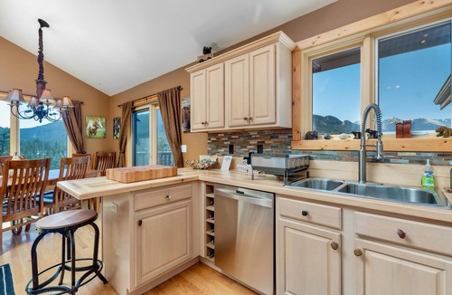 Windcliff Estates House | Awestruck Luxury Vacation Home at Windcliff by RedAwning