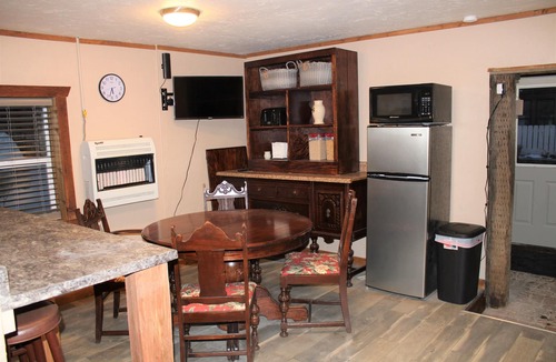 Collbran Cabin | BaseCamp - Rustic cottage in Collbran