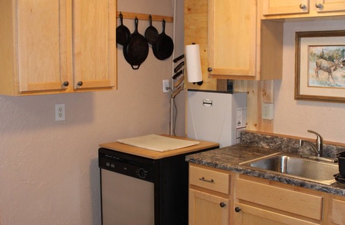 Collbran Cabin | BaseCamp - Rustic cottage in Collbran
