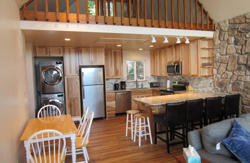 Grapeview Cottage | Beachfront cottage on picturesque Mason Lake