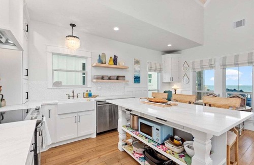 Port Bolivar House | Beachfront | Deck | Sleeps 12 | Pet Friendly