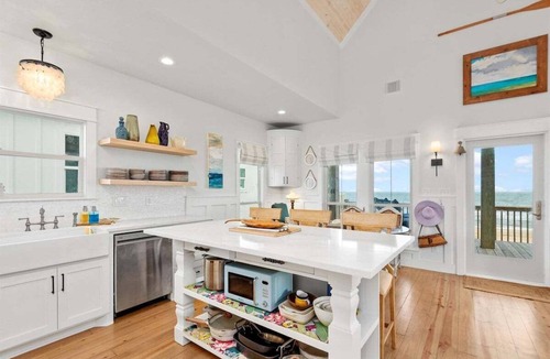 Port Bolivar House | Beachfront | Deck | Sleeps 12 | Pet Friendly