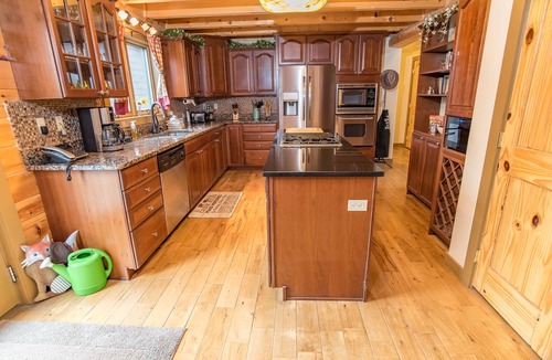 Breckenridge House | Bear Creek Mining Lodge: Mountain Style, Hot Tub