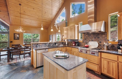 Florissant Cabin | Bear Cub Lodge- Amazing Pikes Peak View! Hot tub! Ping Pong Table! 6 Acres! WiFi