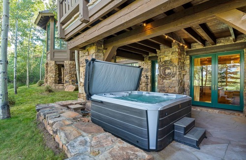 Avon House | Bear Lodge by Vail Butler - Ski In/Ski Out, Hot Tub, Movie Theater