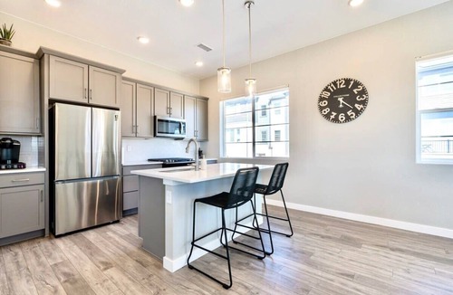 Twin Lakes House | Bear Lodge DenverRetreat/Modern/Fireplace/Garage