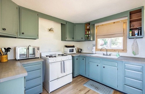 Howard Cabin | Beautiful 2-bedroom cabin in Cotopaxi with stunning mountain views