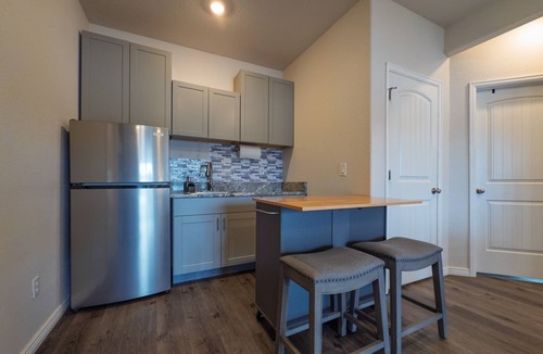 Monument Apartment | Beautiful 2 BR. Lake Side home pvt entrance. Walkout to Monument Lake. Sleeps 6
