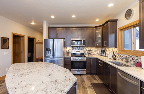 Wildernest House | Beautiful 7 BEDROOM, 3 gathering areas, pool table, hot tub, and huge deck with 360-degree views!