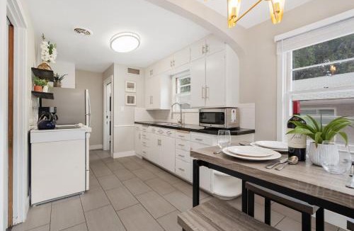 University North House | Beautiful Bungalow Next to CSU, Free Cruiser Bikes