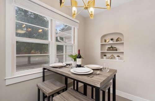 University North House | Beautiful Bungalow Next to CSU, Free Cruiser Bikes