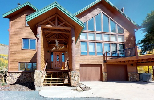 Hamilton Creek House | Beautiful cabin with mountain view, hot tub & luxury kitchen
