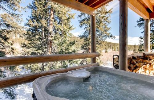 Valley of the Sun House | Beautiful Custom Log Cabin with Mountain Views, Pool Table & Hot Tub - The Claim