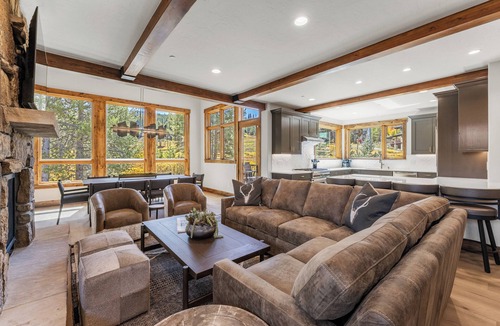 Copper Mountain House | Beautiful Executive Ski In/Ski Rooftop Hot tub! Pet Friendly LR962