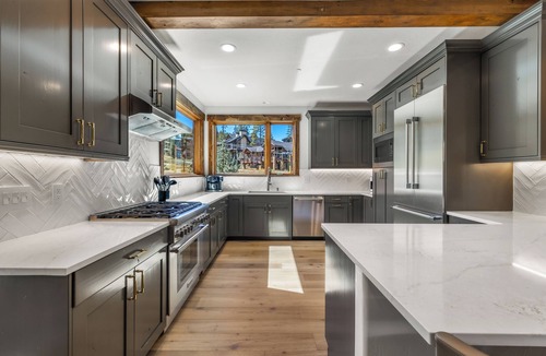Copper Mountain House | Beautiful Executive Ski In/Ski Rooftop Hot tub! Pet Friendly LR962