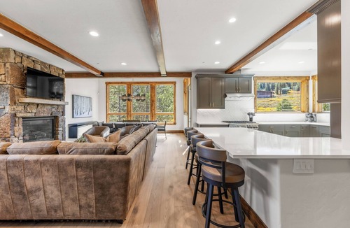 Copper Mountain House | Beautiful Executive Ski In/Ski Rooftop Hot tub! Pet Friendly LR962