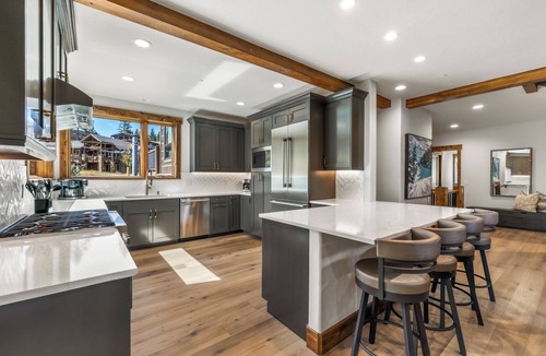 Copper Mountain House | Beautiful Executive Ski In/Ski Rooftop Hot tub! Pet Friendly LR962