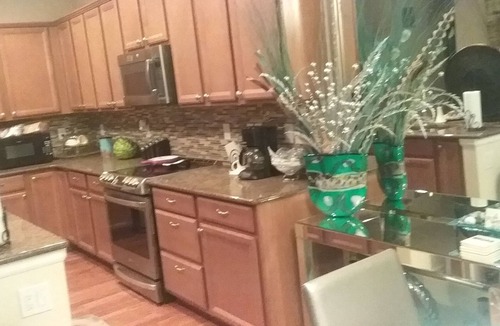 Aurora House | Beautiful Formal Model 14 mins to DIA 10 mins. Gaylord Hotel/Convention Center.