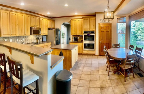 Castle Rock House | Beautiful Getaway Sleeps12 + Hot Tub + King Beds + Movie Room + Playground